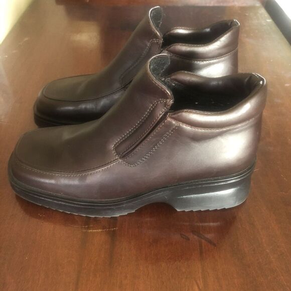 Women's L.L. Bean Brown Slip On Dress Boots Sz 6 M. Square Toe Leather - Picture 1 of 6